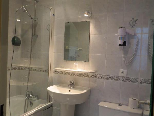 Hôtel de Clèves : photo 2 de la chambre chambre double avec baignoire