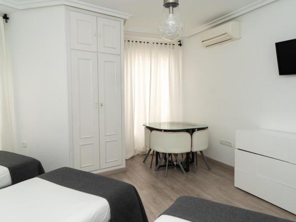 Hostal Gala Madrid : photo 6 de la chambre chambre familiale (3 adultes)