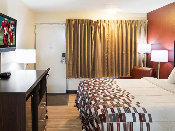 Red Roof Inn Indianapolis East : photo 5 de la chambre superior king room disability access non-smoking