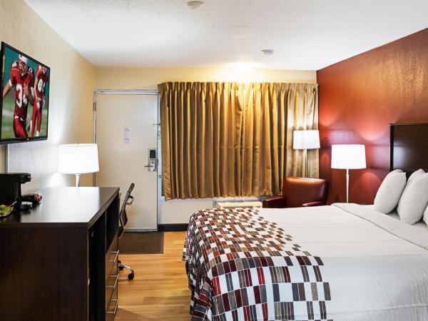 Red Roof Inn Indianapolis East : photo 2 de la chambre chambre lit king-size supérieure - non-fumeurs
