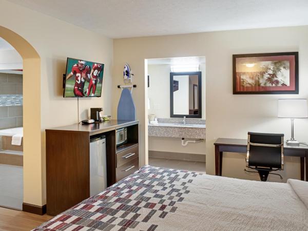 Red Roof Inn Indianapolis East : photo 1 de la chambre suite lit king-size avec baignoire spa non-fumeurs
