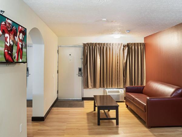 Red Roof Inn Indianapolis East : photo 4 de la chambre suite lit king-size avec baignoire spa non-fumeurs