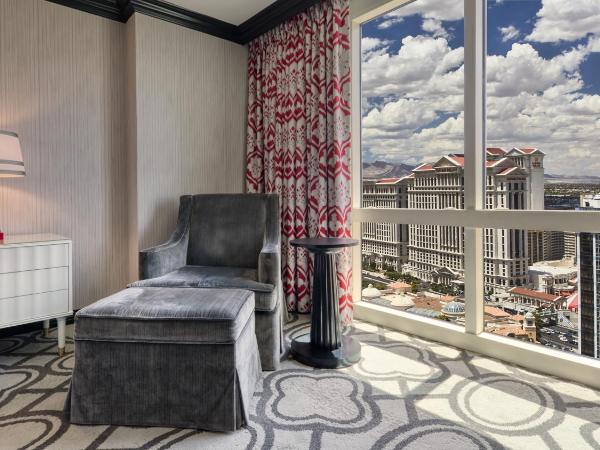 Paris Las Vegas Hotel & Casino : photo 3 de la chambre chambre lit king-size bordeaux