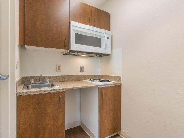 HomeTowne Studios by Red Roof Fort Lauderdale : photo 4 de la chambre chambre studio lit queen-size - accessible aux personnes à mobilité réduite - non-fumeurs