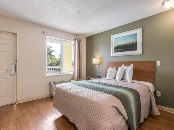 HomeTowne Studios by Red Roof Fort Lauderdale : photo 2 de la chambre chambre studio lit queen-size - accessible aux personnes à mobilité réduite - non-fumeurs