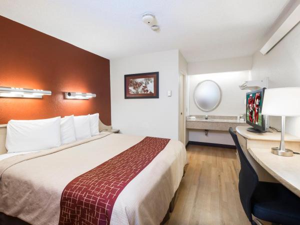 Red Roof Inn Louisville East - Hurstbourne : photo 2 de la chambre chambre lit king-size standard - non-fumeurs