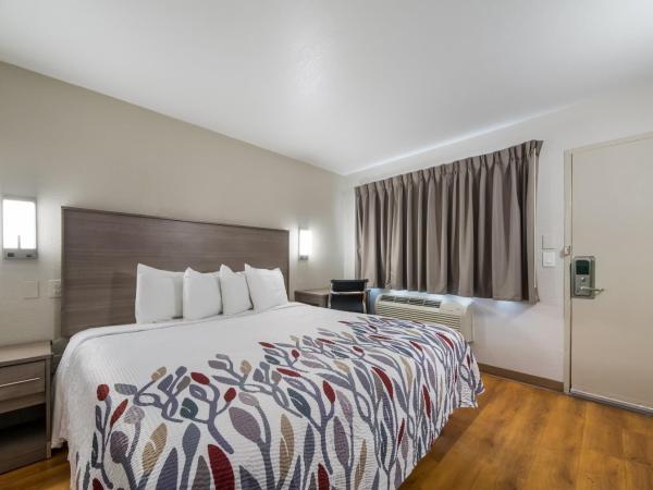 Red Roof Inn San Antonio E - Frost Bank Center : photo 4 de la chambre chambre lit king-size deluxe - non-fumeurs