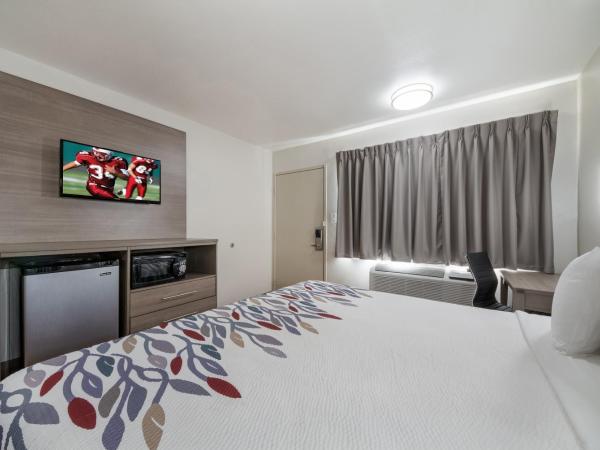 Red Roof Inn San Antonio E - Frost Bank Center : photo 5 de la chambre chambre lit king-size deluxe - non-fumeurs