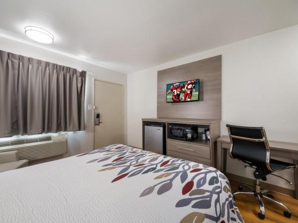 Red Roof Inn San Antonio E - Frost Bank Center : photo 4 de la chambre chambre lit queen-size deluxe - non-fumeurs