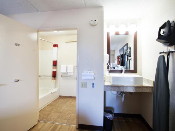 Red Roof Inn PLUS+ Nashville Fairgrounds : photo 5 de la chambre chambre premium lit king-size pour personnes à mobilité réduite - non-fumeurs (literie surclassée et collation)