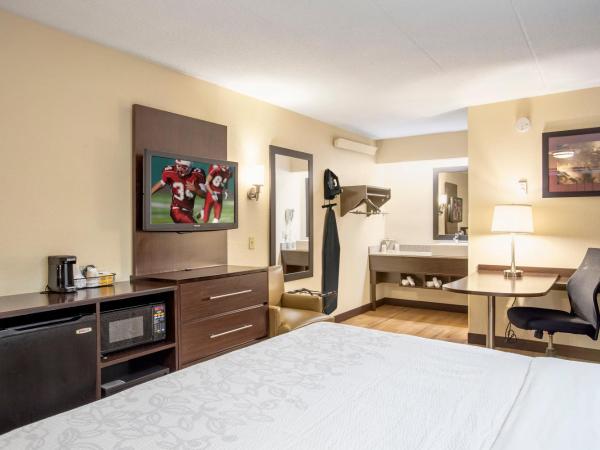 Red Roof Inn PLUS+ Atlanta - Buckhead : photo 2 de la chambre chambre lit king-size supérieure - non-fumeurs