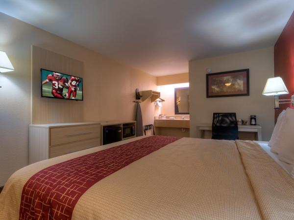 Red Roof Inn Memphis East : photo 5 de la chambre chambre lit king-size supérieure - non-fumeurs