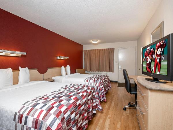 Red Roof Inn Louisville Fair and Expo : photo 7 de la chambre deluxe room with two double beds smoke free