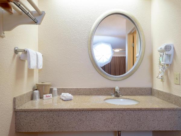 Red Roof Inn Louisville Fair and Expo : photo 8 de la chambre chambre lit king-size supérieure - non-fumeurs