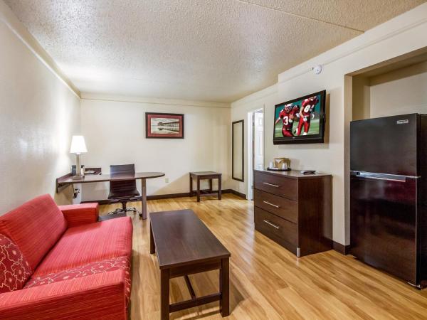 Red Roof Inn Houston East I-10 : photo 3 de la chambre suite lit king-size avec kitchenette - non-fumeurs