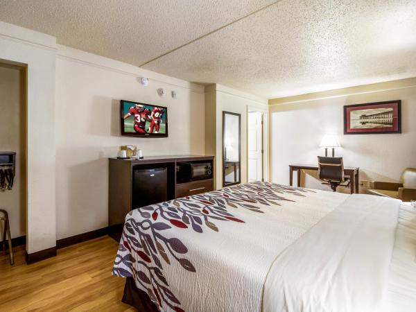 Red Roof Inn Houston East I-10 : photo 4 de la chambre chambre lit king-size deluxe - non-fumeurs 