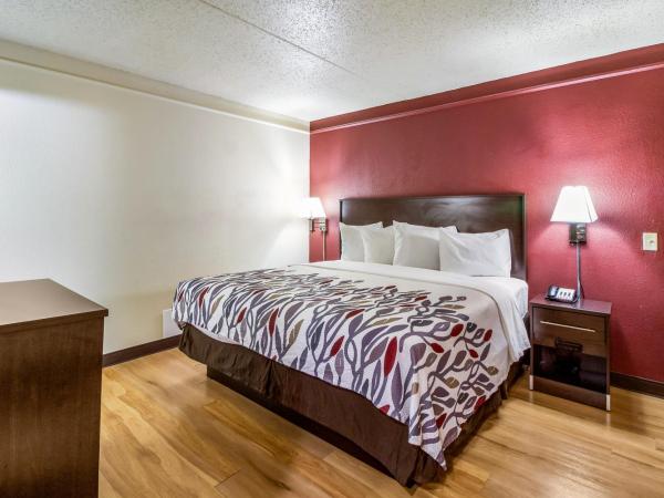 Red Roof Inn Houston East I-10 : photo 3 de la chambre chambre lit king-size supérieure - non-fumeurs