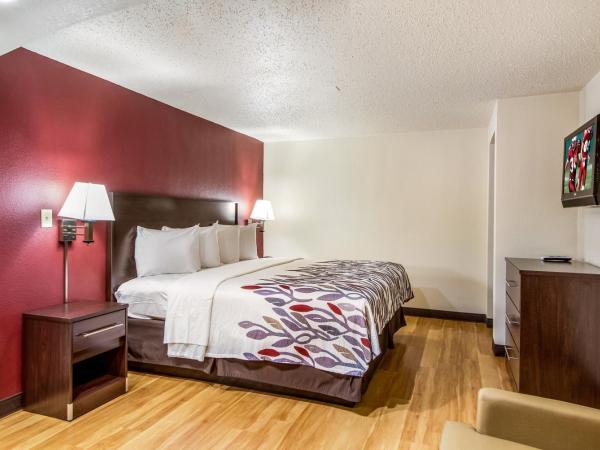 Red Roof Inn Houston East I-10 : photo 2 de la chambre chambre lit king-size supérieure - non-fumeurs