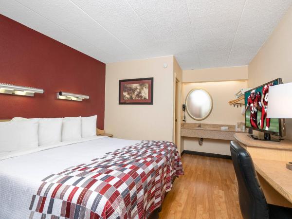 Red Roof Inn Indianapolis South : photo 1 de la chambre chambre lit king-size de luxe - non-fumeurs