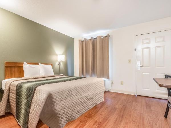 HomeTowne Studios by Red Roof Phoenix - West : photo 3 de la chambre studio lit queen-size - non-fumeurs