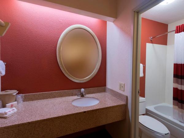 Red Roof Inn San Antonio Airport : photo 8 de la chambre chambre lit king-size supérieure - non-fumeurs