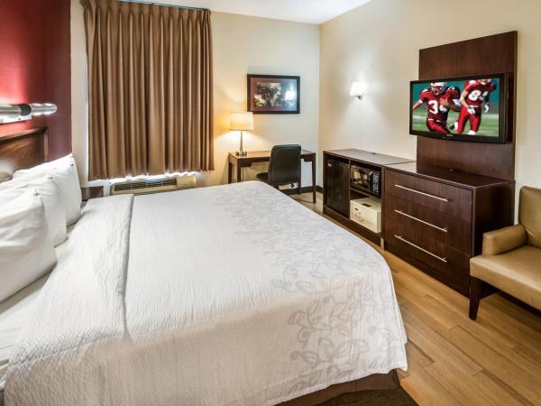 Red Roof Inn PLUS+ San Antonio Downtown - Riverwalk : photo 2 de la chambre chambre lit king-size supérieure avec douche accessible en fauteuil roulant - accessible aux personnes à mobilité réduite - non-fumeurs