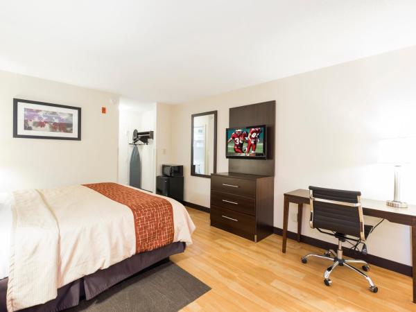 Red Roof Inn Columbus - Ohio State Fairgrounds : photo 6 de la chambre chambre lit king-size deluxe