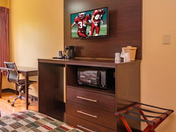 Red Roof Inn & Suites Indianapolis Airport : photo 7 de la chambre superior king room disability access non-smoking