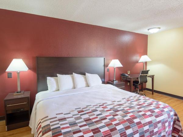 Red Roof Inn & Suites Indianapolis Airport : photo 5 de la chambre superior king room disability access non-smoking
