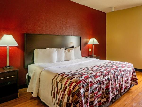 Red Roof Inn & Suites Indianapolis Airport : photo 3 de la chambre superior king room disability access non-smoking