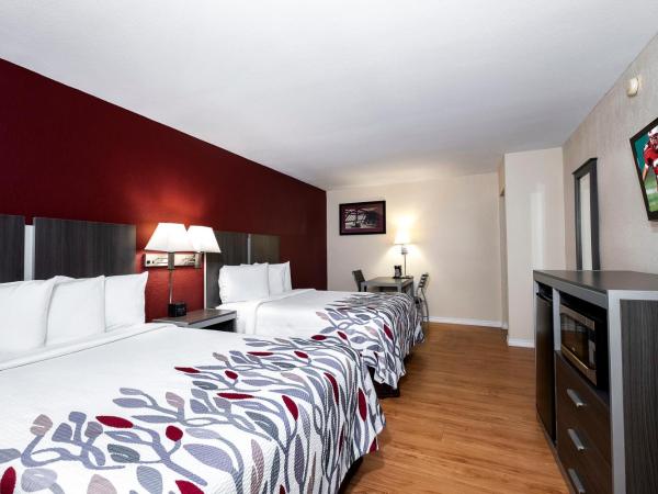 Red Roof Inn Houston North - FM1960 & I-45 : photo 2 de la chambre deluxe double room with two double beds non-smoking