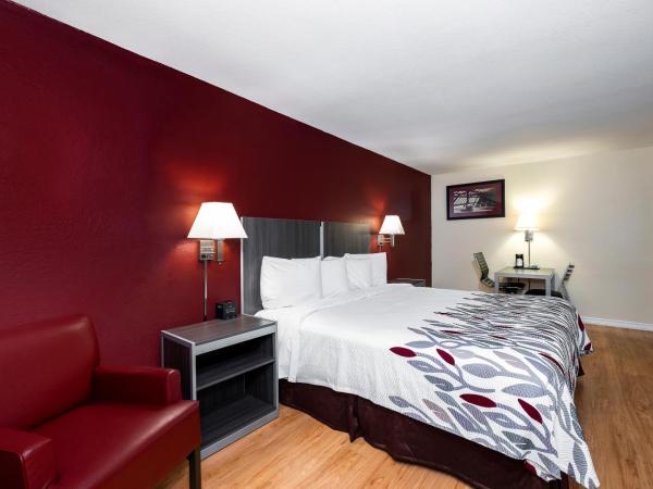 Red Roof Inn Houston North - FM1960 & I-45 : photo 1 de la chambre chambre lit king-size de luxe - non-fumeurs