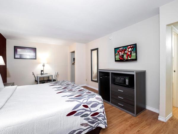 Red Roof Inn Houston North - FM1960 & I-45 : photo 5 de la chambre chambre lit king-size supérieure - non-fumeurs