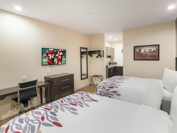 Red Roof Inn Houston - Willowbrook : photo 2 de la chambre deluxe room with two queen beds disability access with kitchenette smoke free