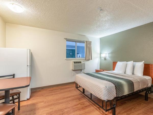 HomeTowne Studios by Red Roof Orlando - Casselberry : photo 3 de la chambre chambre studio lit queen-size - accessible aux personnes à mobilité réduite - non-fumeurs