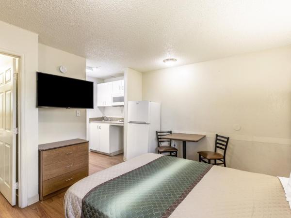 HomeTowne Studios by Red Roof Orlando - Casselberry : photo 1 de la chambre studio room with two double beds non-smoking