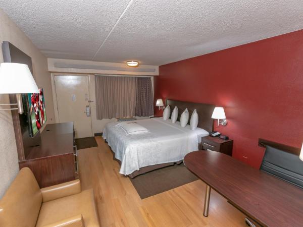 Red Roof Inn PLUS+ Columbus-Ohio State University OSU : photo 1 de la chambre chambre premium lit king-size pour personnes à mobilité réduite - non-fumeurs (literie surclassée et collation)
