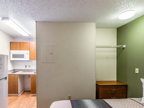 HomeTowne Studios by Red Roof Houston - Northwest : photo 5 de la chambre studio room with two queen beds non-smoking