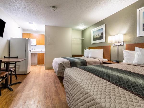 HomeTowne Studios by Red Roof Houston - Northwest : photo 2 de la chambre studio room with two queen beds non-smoking