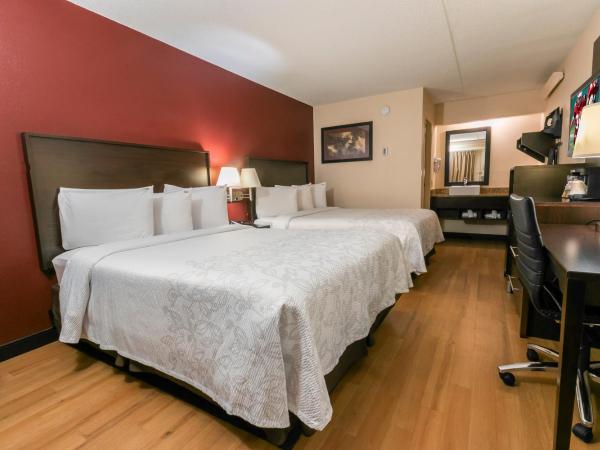 Red Roof Inn PLUS+ Pittsburgh South - Airport : photo 1 de la chambre chambre deluxe avec 2 lits doubles - non-fumeurs