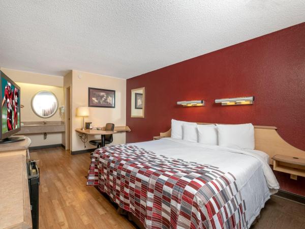 Red Roof Inn Louisville Expo Airport : photo 1 de la chambre chambre lit king-size supérieure - non-fumeurs