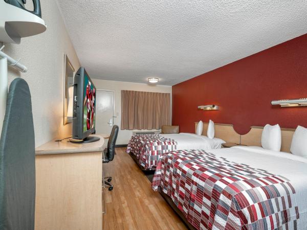 Red Roof Inn Louisville Expo Airport : photo 3 de la chambre chambre deluxe avec 2 lits doubles - non-fumeurs