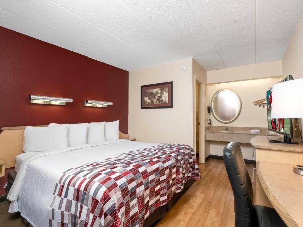 Red Roof Inn Louisville Expo Airport : photo 1 de la chambre chambre lit king-size standard - non-fumeurs