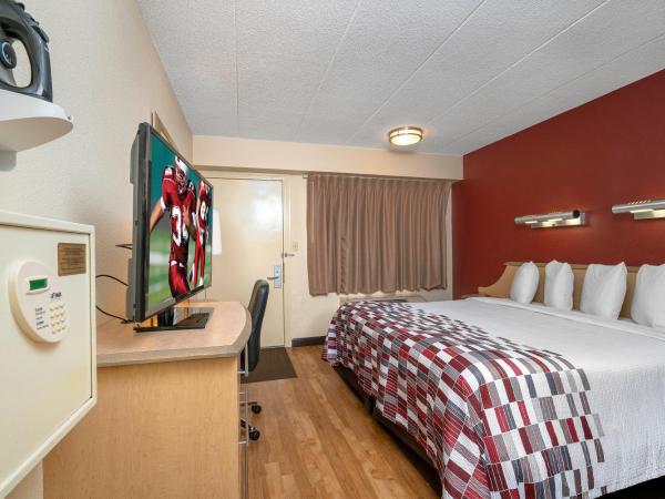 Red Roof Inn Louisville Expo Airport : photo 4 de la chambre chambre lit king-size standard - non-fumeurs