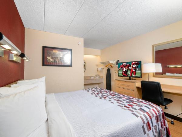 Red Roof Inn Louisville Expo Airport : photo 3 de la chambre chambre lit king-size standard - non-fumeurs