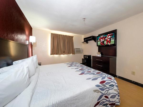 Red Roof Inn Jacksonville - Cruise Port : photo 4 de la chambre chambre lit king-size standard - non-fumeurs