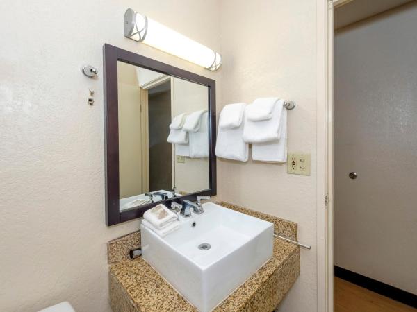 Red Roof Inn Jacksonville - Cruise Port : photo 8 de la chambre chambre deluxe avec 2 lits doubles - non-fumeurs