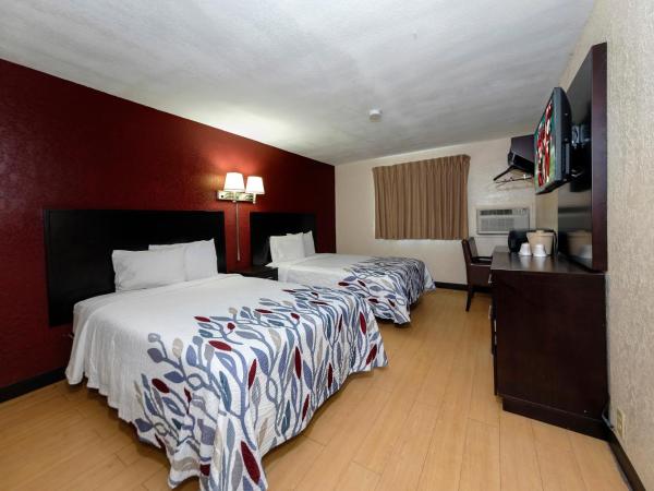 Red Roof Inn Jacksonville - Cruise Port : photo 1 de la chambre chambre deluxe avec 2 lits doubles - non-fumeurs