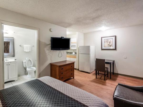 HomeTowne Studios by Red Roof Orlando South : photo 1 de la chambre studio queen room smoking