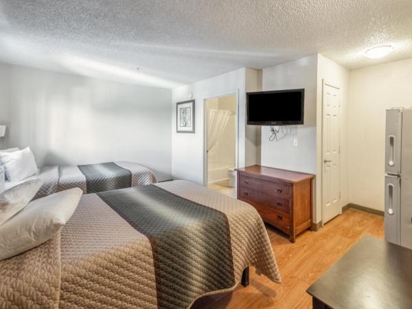 HomeTowne Studios by Red Roof Orlando South : photo 7 de la chambre studio room with two double beds smoking